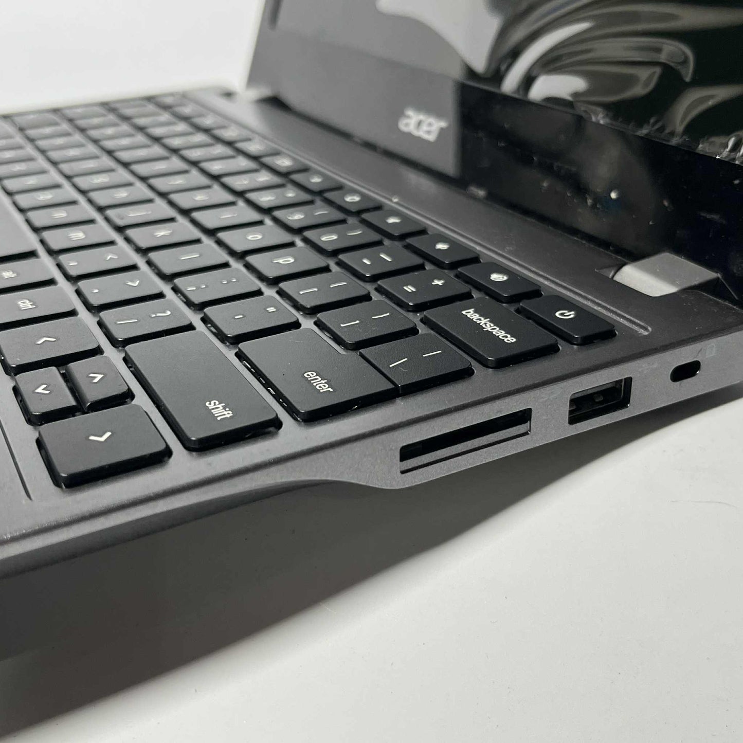 2/16 (SSD) Pre-loved Chromebook Acer C740 Laptop with Charger - CLASS B