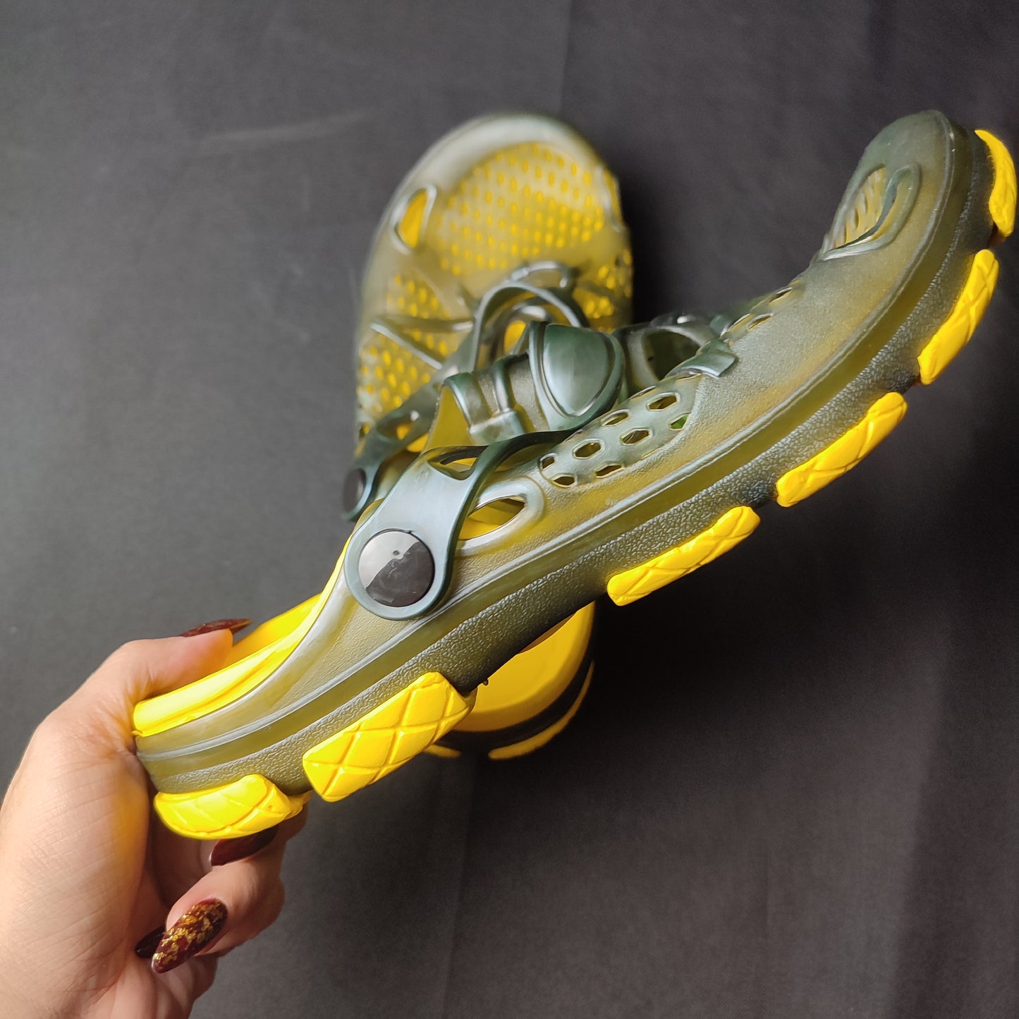 Close Slippers Yellow - Size: 40