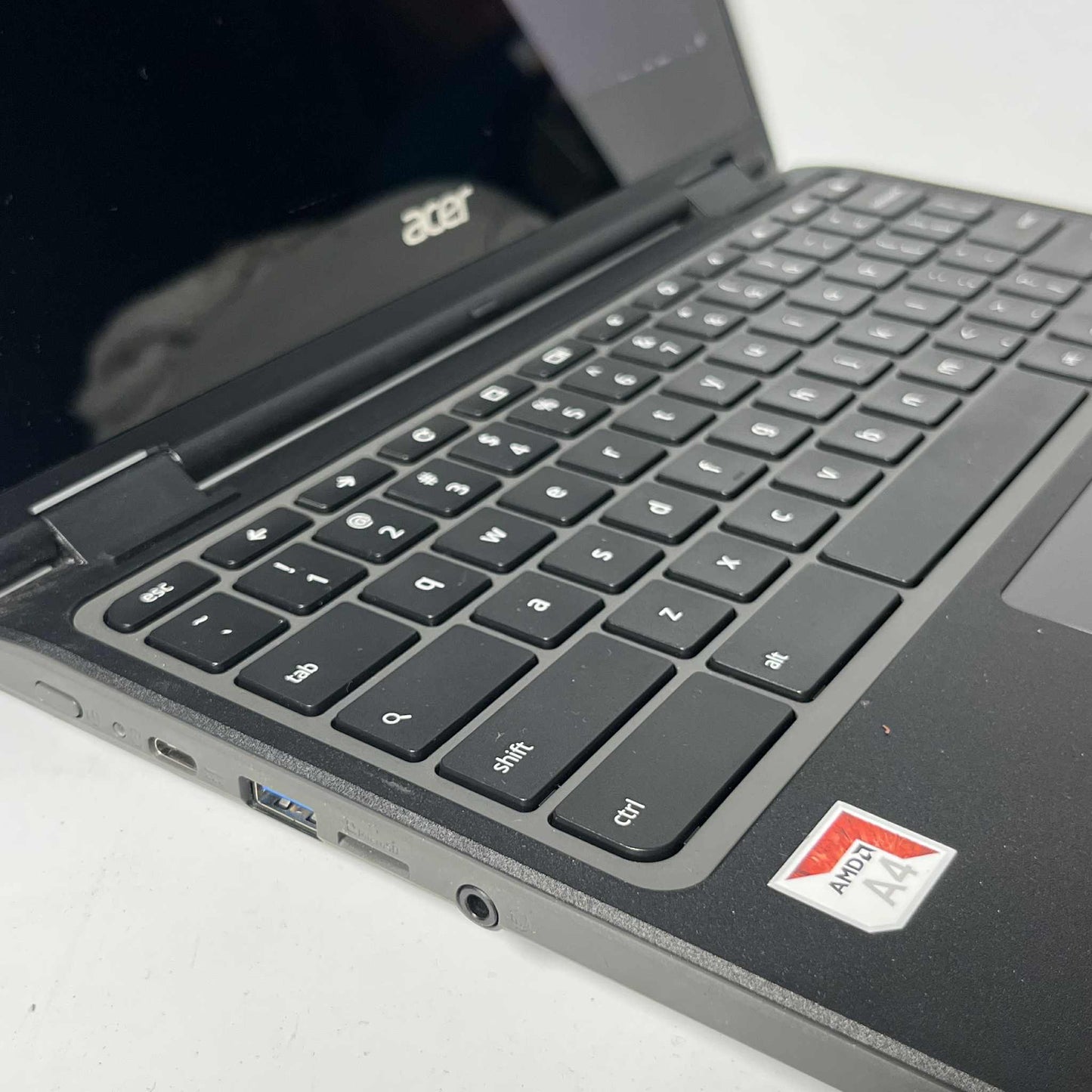4/32 (SSD) Pre-loved Chromebook Acer R721T Flippable Touchscreen Laptop - CLASS B (BUBBLES DEFFECT)
