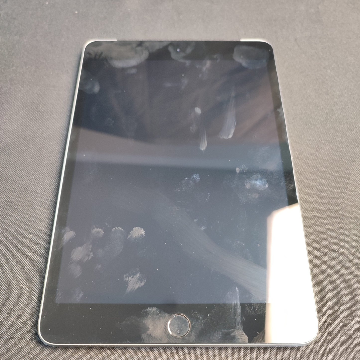 Pre-loved Apple Ipad Mini 3 1GB/16GB with Charger